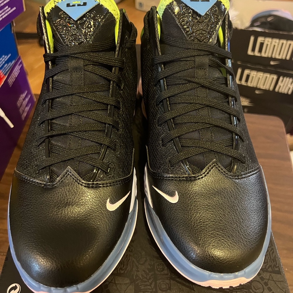 Lebron 19 Low React New Half Box Size 9.5 Color B… - image 3